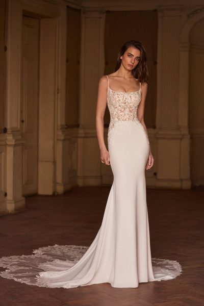 Alberto Palatchi Brautkleider - Brautmode Rodgau - Say Jess Dein Brautladen für exklusive Brautmode und Accessoires - Spanische Hochzeitsmode Fit & Flate mit geradem Ausschnitt und Blütenspitze